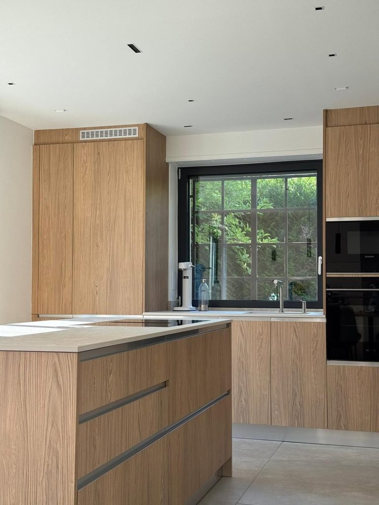 Rénovation de cuisine aspect bois avec plan de travail en céramique à Zimmersheim